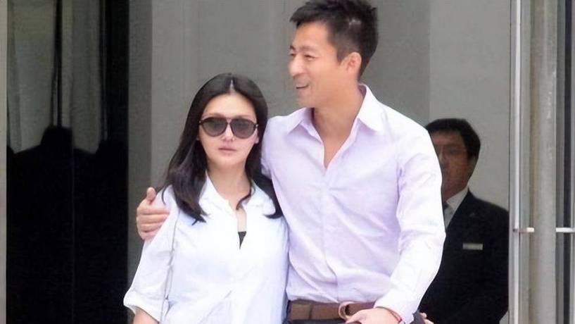 汪小菲带儿女逛香港汪希霖紧握保姆手，玥儿跟在后妈身边好漂亮