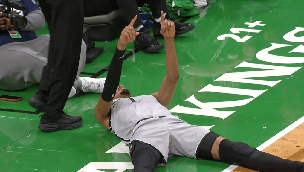  今日NBA常规赛，马刺100-95击败凯尔特人。
赛后马刺球员维克托-文班亚马