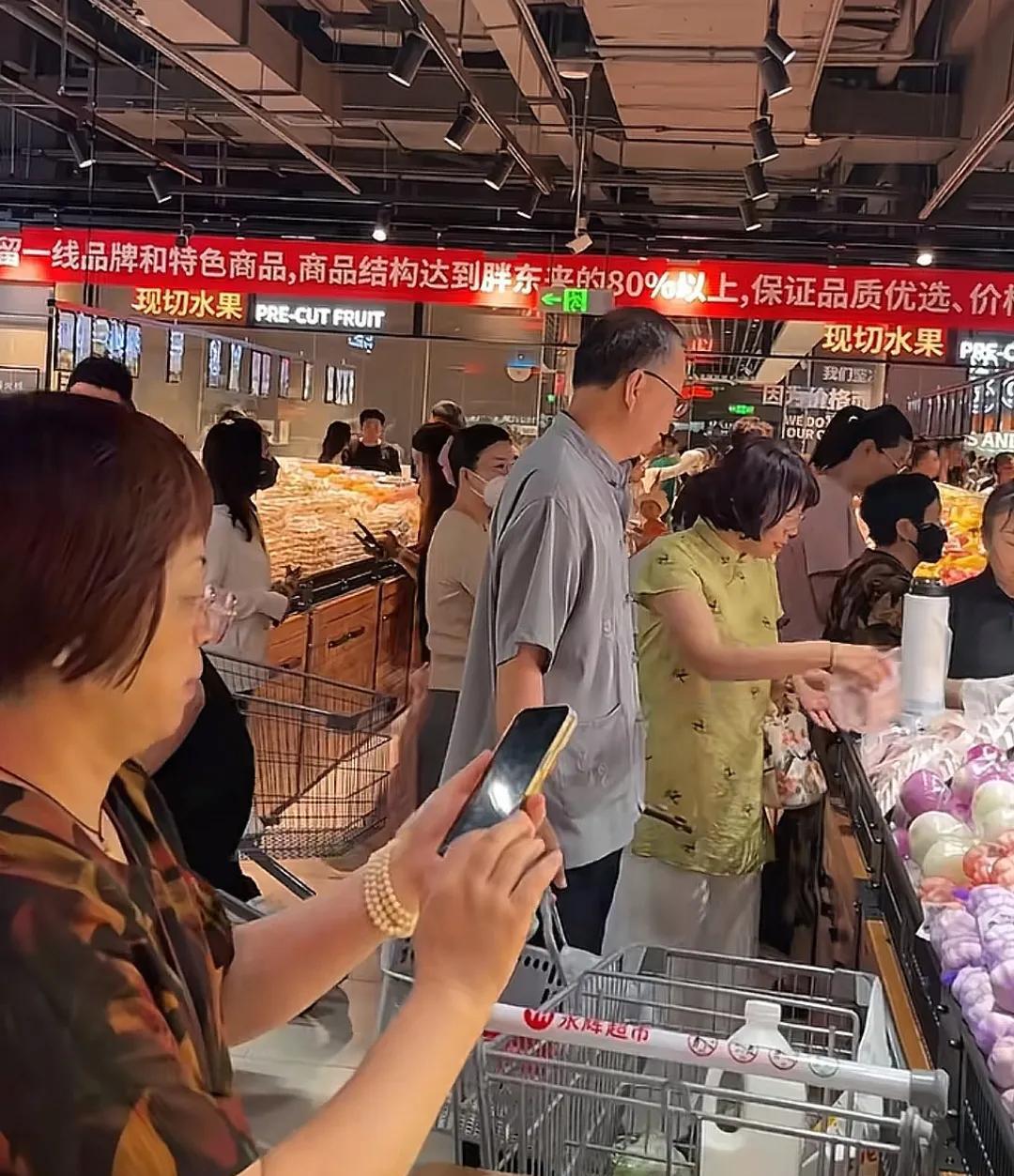 据说济南也有“胖东来”了，是胖东来和永辉超市的合作，不过里边有不少胖东来的商品，