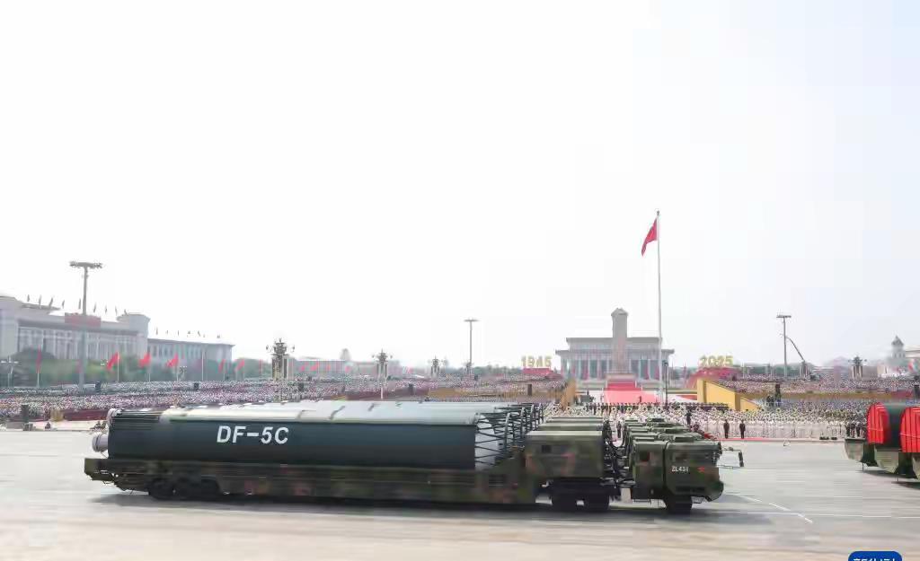 大阅兵解说一句话：让全西方闭嘴
9月3日上午阅兵式，当12台导弹运输车载着“东风