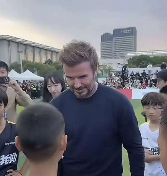 张卓毅妈妈最开始是想以受伤为理由，要嗨球少年赔付给她五万，同时还要出具自由身证明