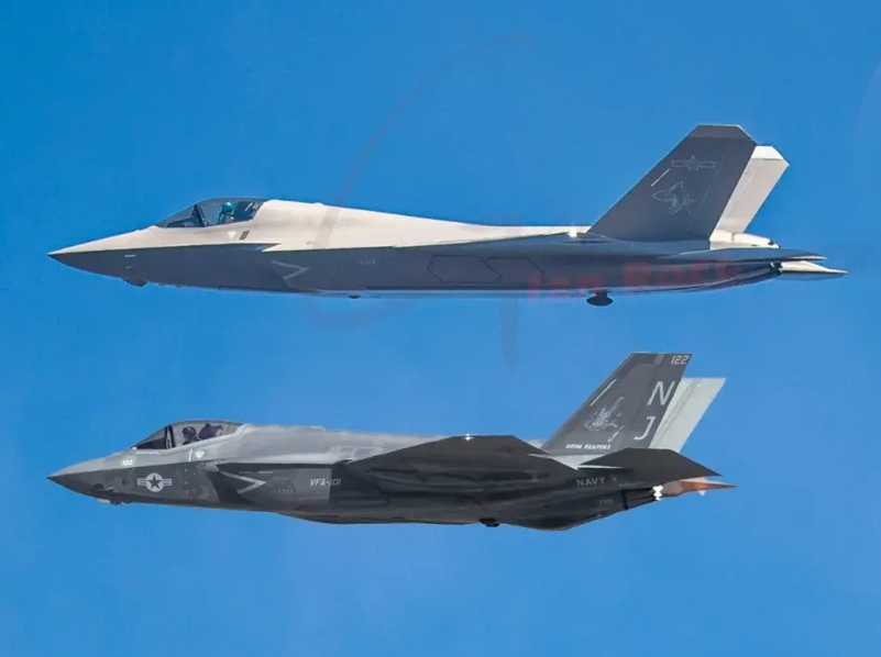 下为中国歼-35（上）与美国F-35C（下）同角度、同比例对比图，二者外形有明显