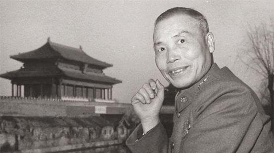 1966年，75岁的李宗仁一把搂住了27岁胡友松的小蛮腰，在她脸上吻了一下，盯着