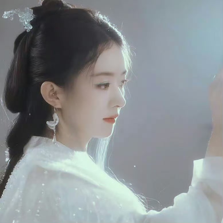 赵丽颖的碎梦仙君造型简直绝了！那一身白衣飘飘，穿在她身上，把温婉灵动展现得淋漓尽
