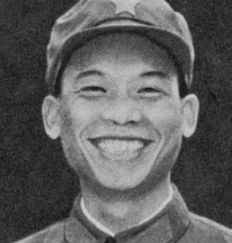1979年，一名饥肠辘辘的解放军战士，跑到地里刨红薯充饥，突然，背后飞来一块小石