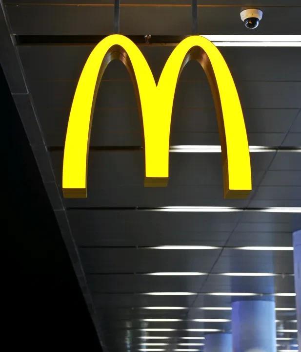 演唱会亲密搂抱2名美公司高管停职 演唱会亲密搂抱，2名美公司高管停职
这事儿呢，