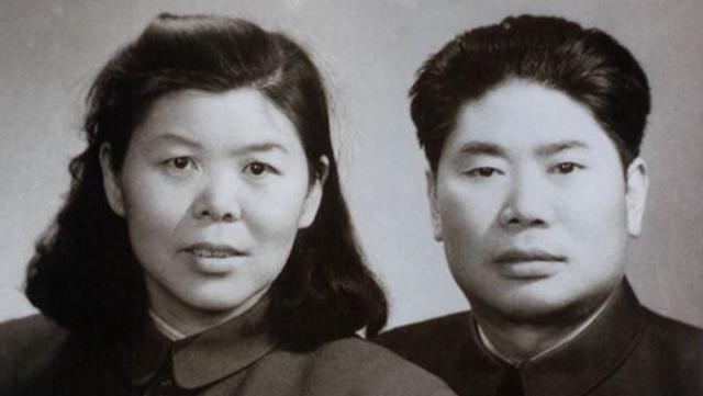 1990年，79岁的杨得志迎娶了55岁的石莉，结婚当晚，杨老将军握着石莉的手，动