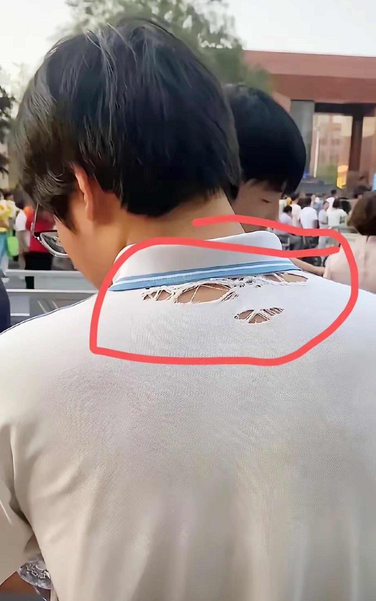 [浮云]高考结束，全网都在找这个男孩子。这个男孩子穿了一件T恤参加高考，一看这件