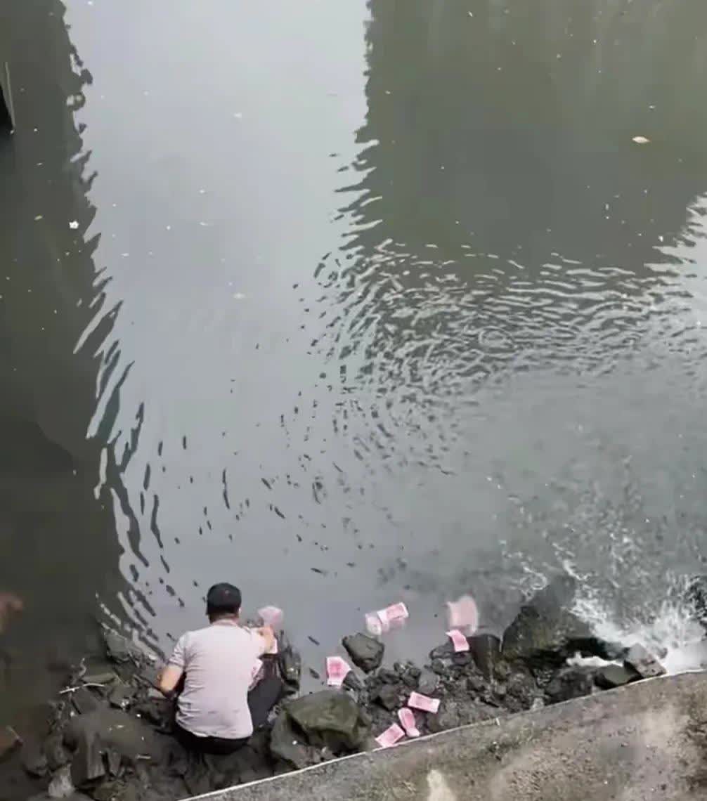 这样的钱你敢捡吗？说实话我真不敢捡！

今天这条消息被刷爆了。
说是在深圳