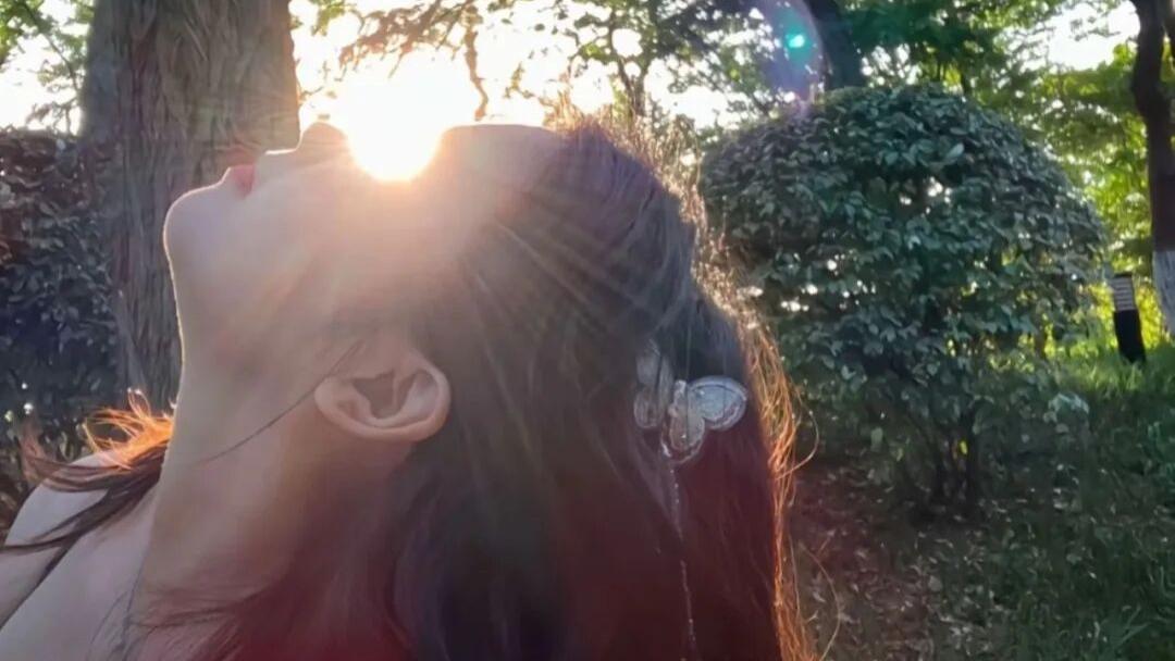 女生抱怨男友拍照太抽象想分手？网友：笑不活了