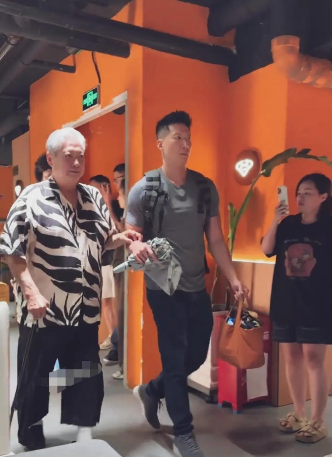 这个胖胖的老爷子虽然步履蹒跚，但是走路还是挺快挺有劲啊！看着好面熟，他是谁啊？#