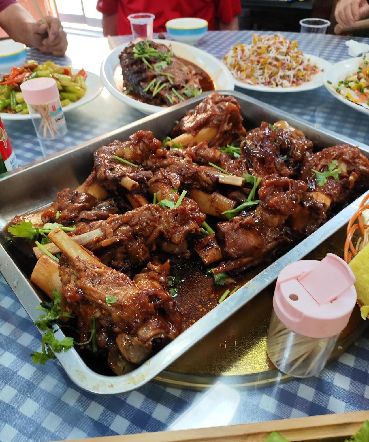 看看农家院这饭菜还行吗？
昨天我们五个家庭的五对老夫妻，开了两辆车，来到蓟县盘山