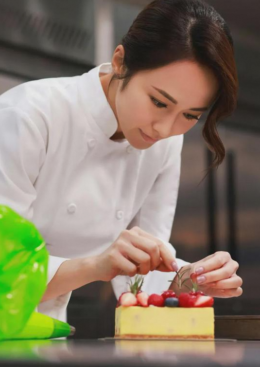 英皇汤怡经营生意消瘦 昔日翻版黎姿形象不再
