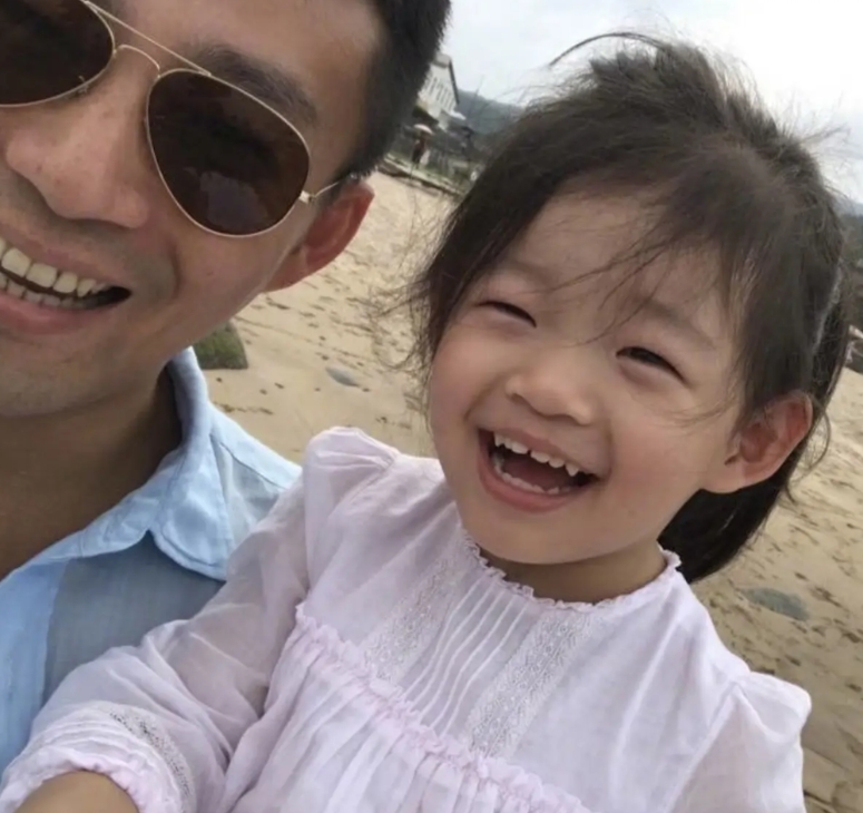 11年前的今天，大S的女儿小玥儿在台北出生，从此，她的父亲成了女儿奴，出差不能超