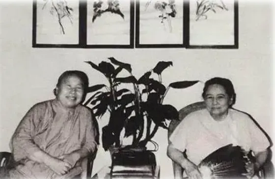 1981年2月，宋庆龄紧紧抱着怀里的骨灰盒从她在北京的寓所里颤巍巍走了出来。她拒
