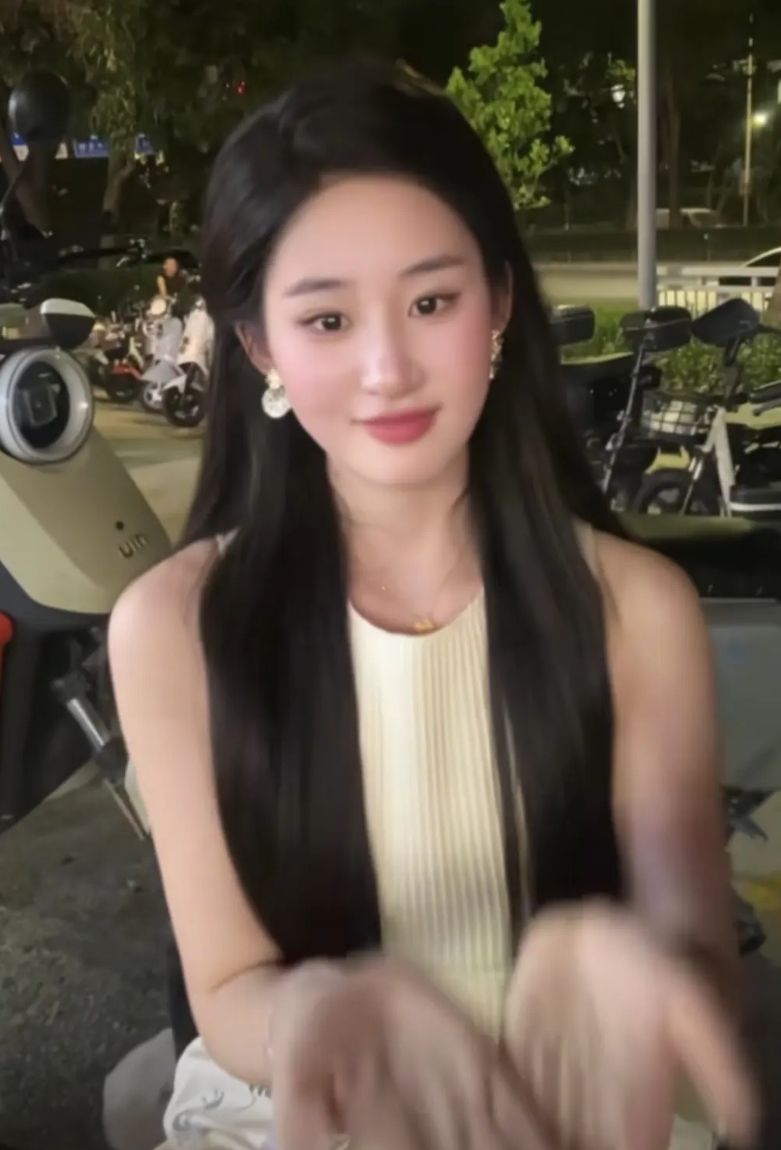 脸真的能当饭吃，网红刘一菲直播时说，她去年刚毕业在深圳实习，拿到手的工资只有两千
