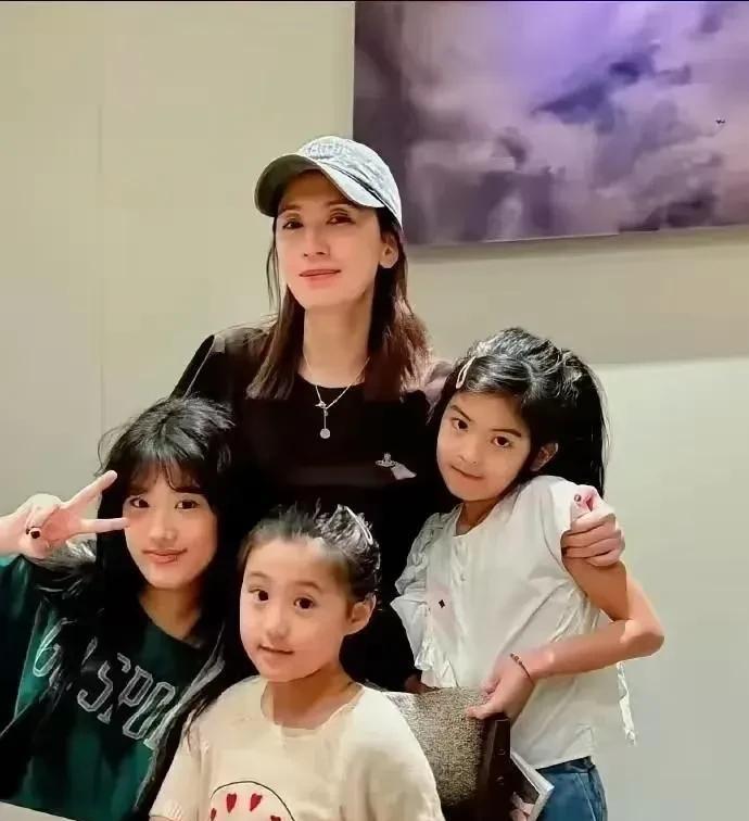 贾静雯，可惜啦！
一代绝色女神生了3个闺女却都没能继承她的美貌，
之前还以为二女