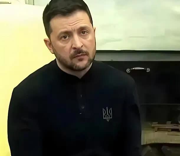 这张照片，是泽连斯基在白宫，被特朗普当面训斥的照片，内容是：你已经没有牌可打了，