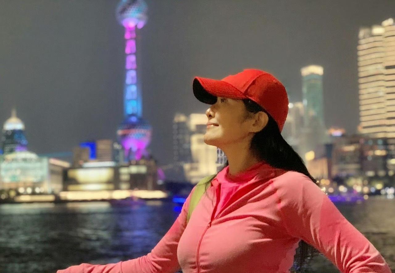 这居然是59岁的老阿姨，胸大腰细屁股翘，还有双大长腿，身材保持的太好了。难怪宋丹