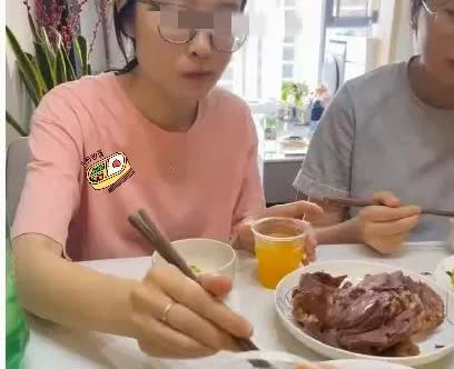 刷到高考288分女孩一家开直播的视频，评论区吵翻了天！
有人说“一看就是早放弃