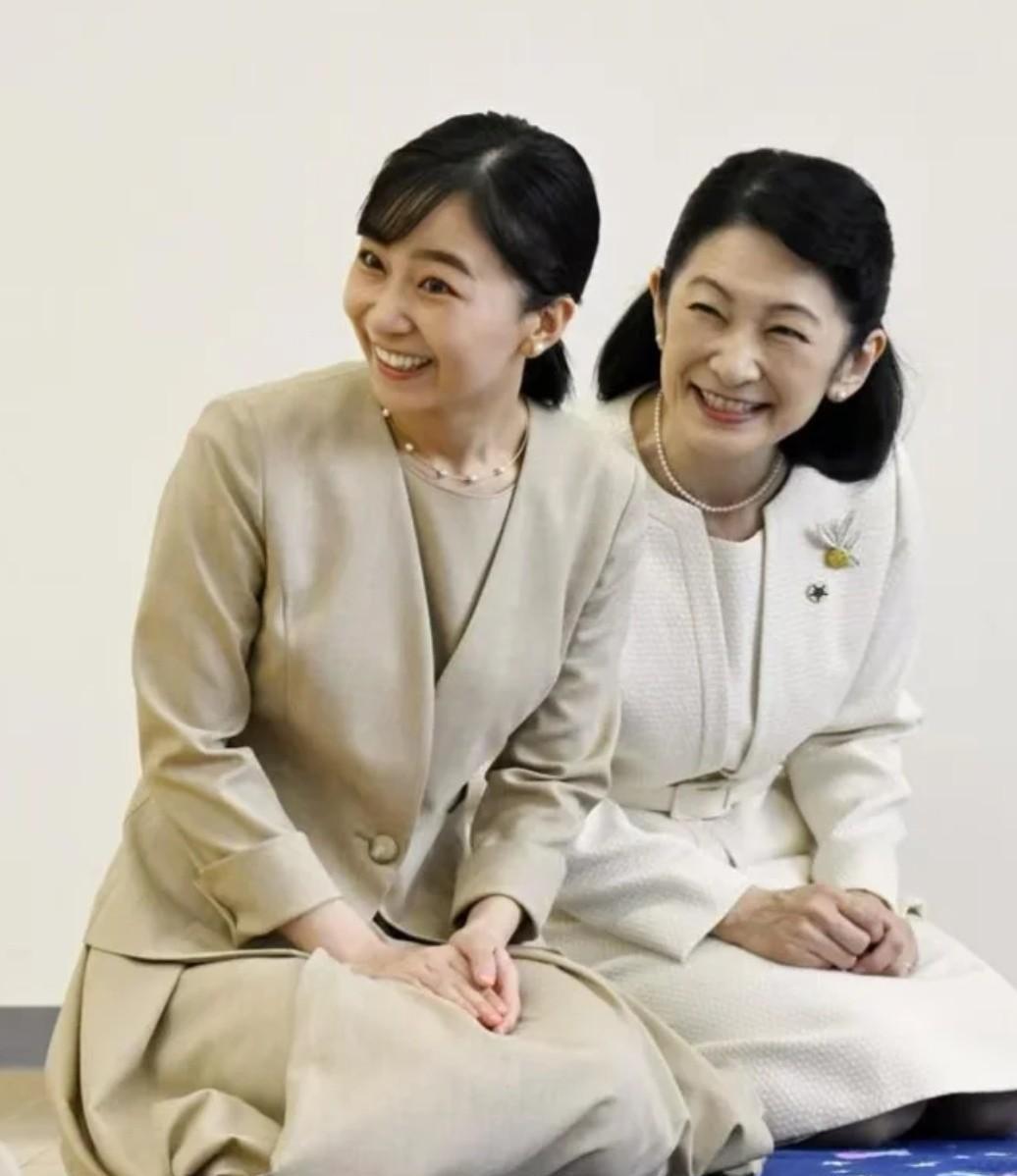 头一次觉得日本皇室的衣服质感不错
这两天佳子和妈妈纪子一直在濑户内出公务，今天母