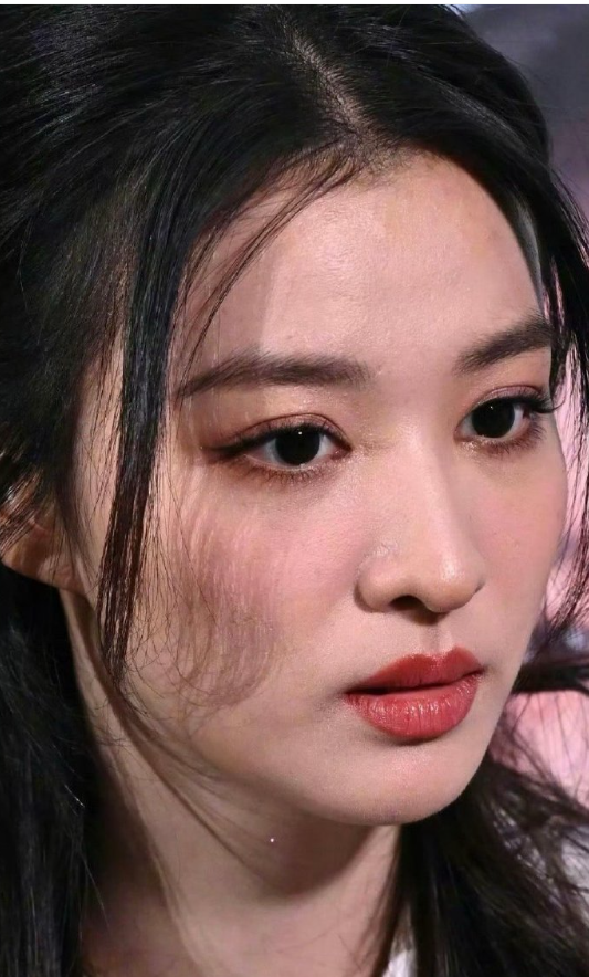 原来女明星也是会卡粉的，但是王楚然还是好美啊。 ​​​