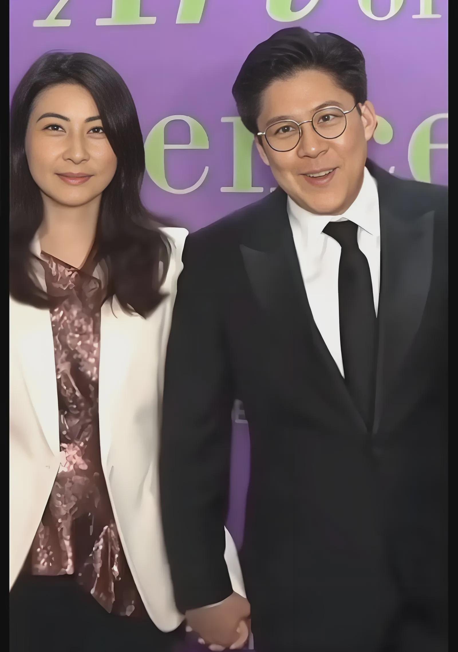 郭晶晶和霍启刚的故事,好像一场童话,但又真实得让人羡慕。运动员和豪门公子,本来是