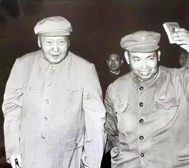 这是70年代毛主席与许世友上将在一起。在所有的将军中，只有两个将军见毛主席时被允