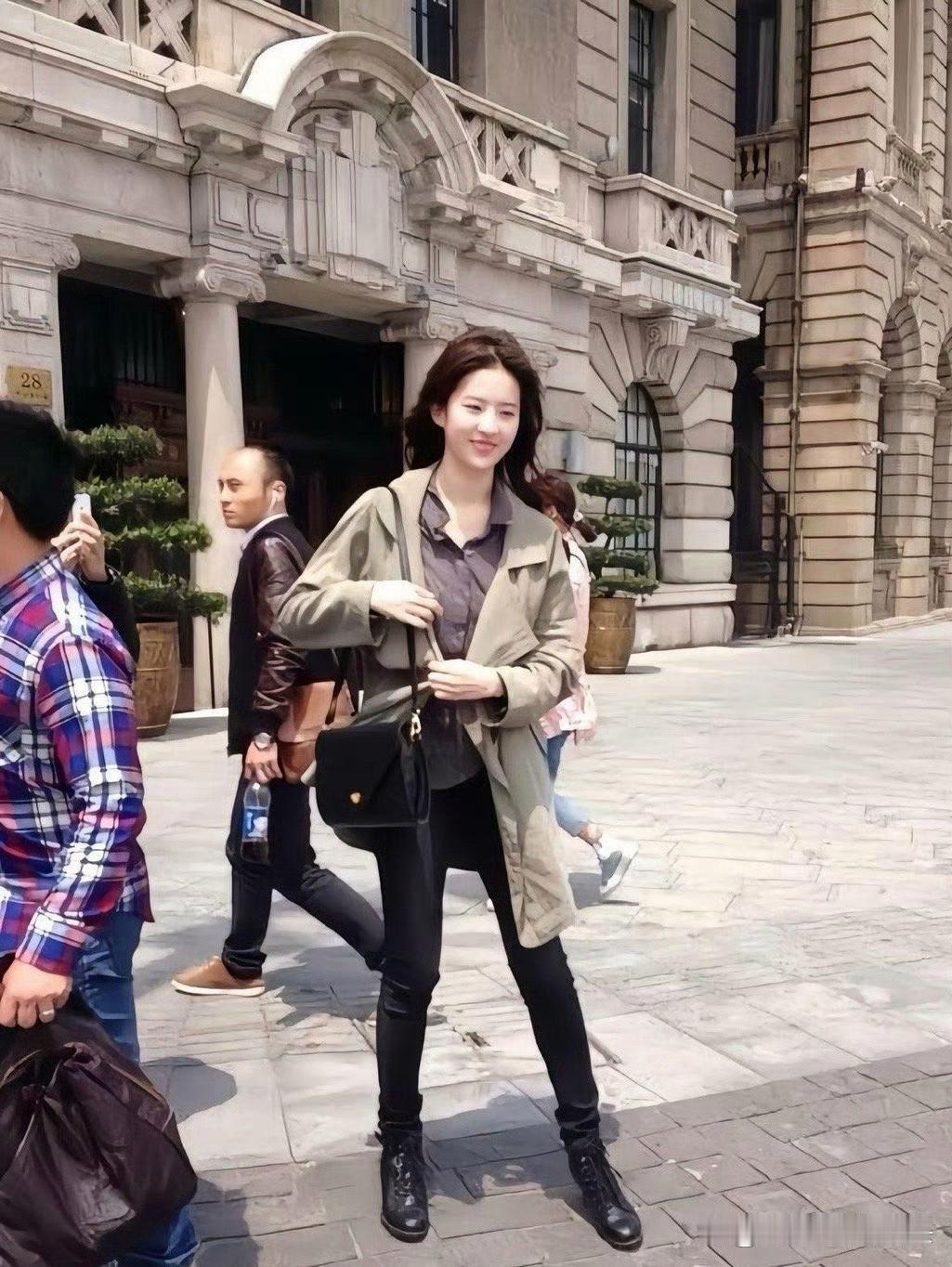 早些年的刘亦菲，颜值堪称逆天 。