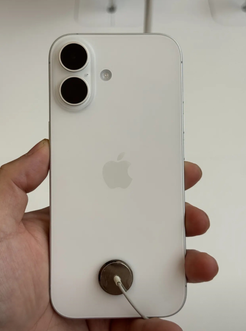 今天来苹果直营店把iPhone17系列所有颜色都看全了
17黑色和17pro蓝色