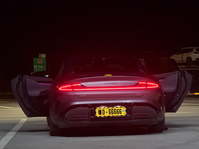 扶手箱容易掉色
提车不到2个月，扶手箱已经有点掉色了 太难看了。能咋处理有同款吗