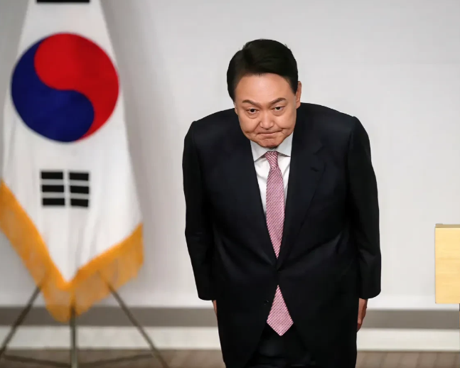时隔6天终于搬走了！韩国媒体发布快讯称，韩国前总统尹锡悦下台后时隔6天终于从位于