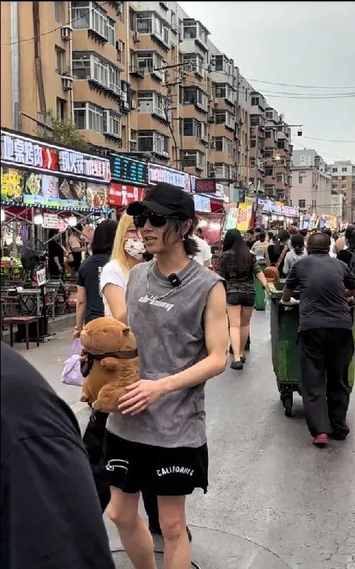 华晨宇来沈阳了！这小身板一看才160！脚底下十公分厚底鞋就像踩高跷一样，走起路来