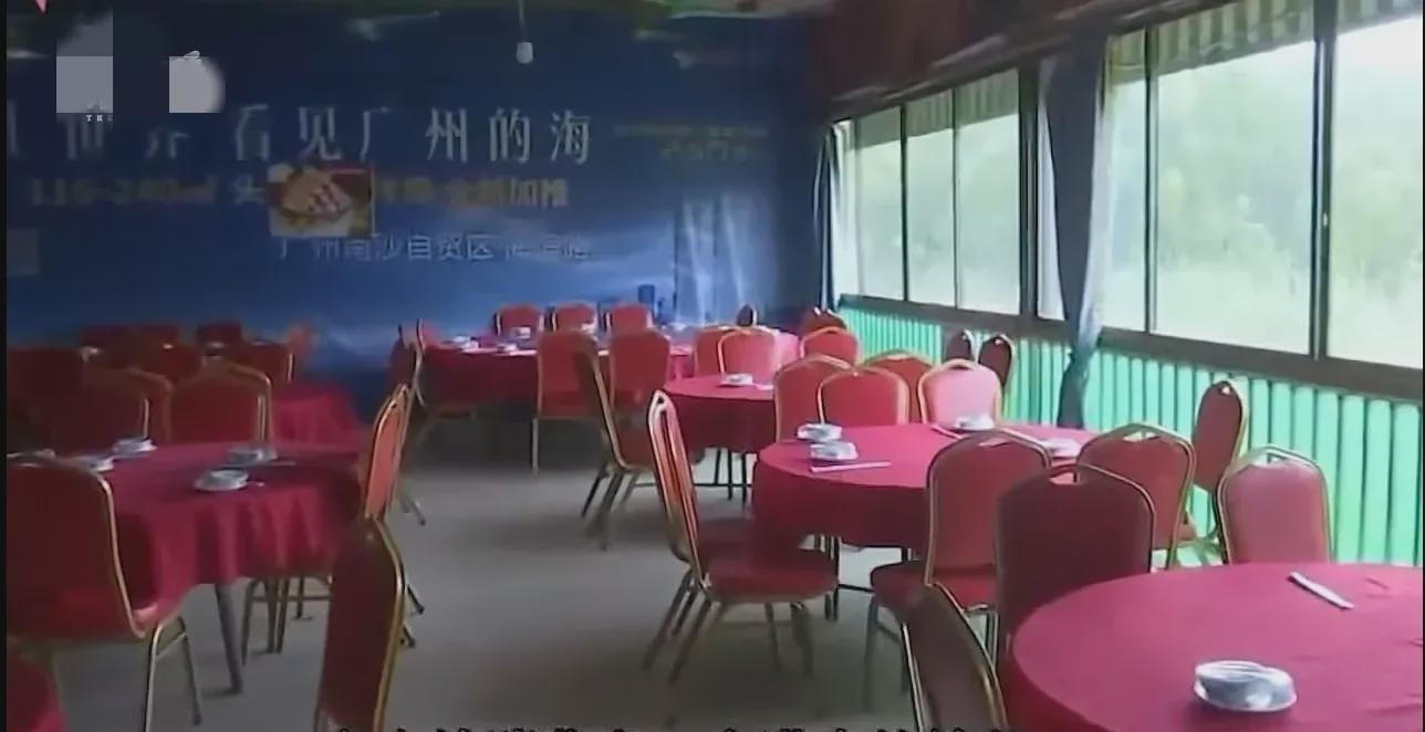 广东广州，在一酒店里，一男子在海鲜市场买了只大龙虾，想给儿子做顿好的，本来高高兴