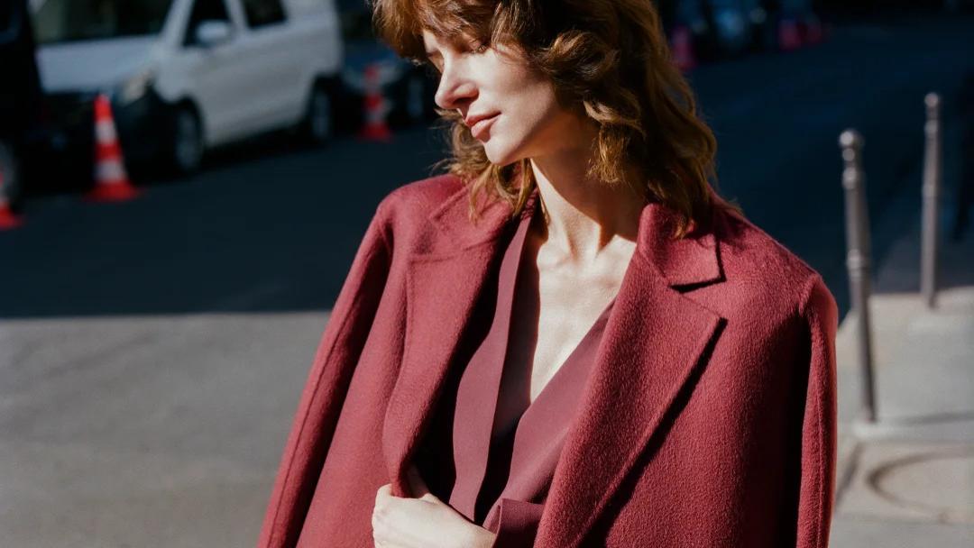 别再黑白灰！今年秋冬的C位色是“波尔多红”，太显贵了！