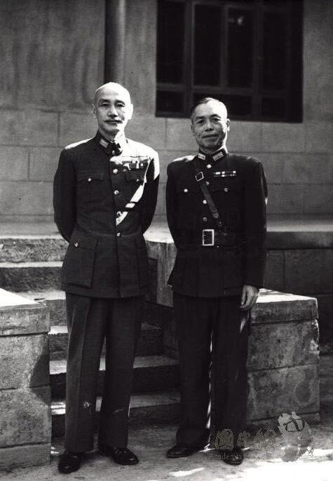 1945年6月29日，蒋中正与汉中行营主任李宗仁 ​​​