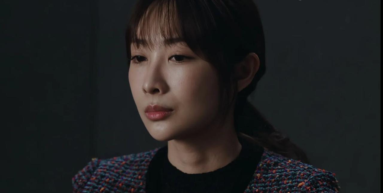 《利剑玫瑰》原来，甄妮也是个可怜人！
甄妮这个名字也是假的，她真正的名字叫做万桂