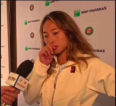 郑钦文哽咽了，她亲口承认比赛中心态崩了。原来赛后复盘时，她认为本场战术执行的很好