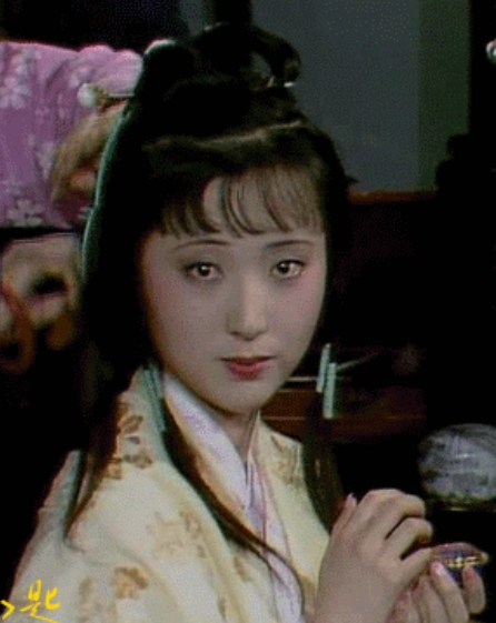 1983年，《红楼梦》剧组在全国选拔演员，陈晓旭的男友鼓励她去参加。当她身着一身