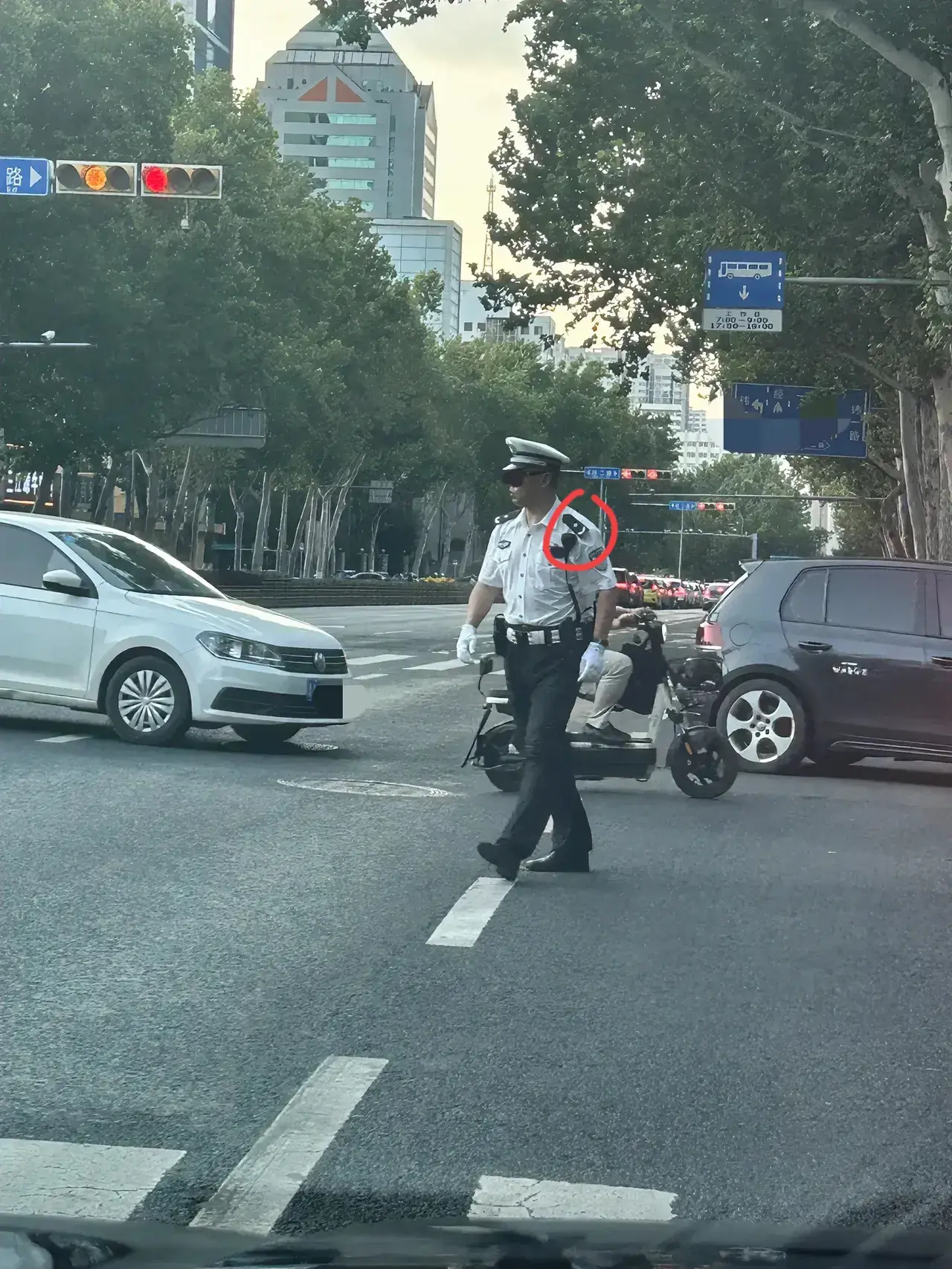 这是什么级别的警察，在路上执勤