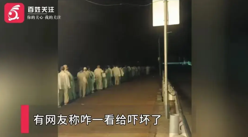 广东广州，一男子凌晨4点回家，突然，他被眼前的一幕惊呆了，只见50多人，看着都6