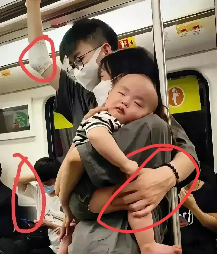 地铁上好有爱的一家人：

宝宝在妈妈的肩膀上睡的很香，妈妈用地铁的扶手支撑着身体