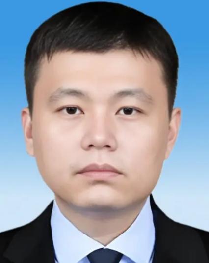 石悦的童年并不富裕，但父亲对他的教育十分重视，五岁时，父亲用月薪 30 元的三分