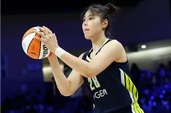 边缘化，李月汝的WNBA生涯不好过！
今日WNBA常规赛，达拉斯飞翼主场96:9
