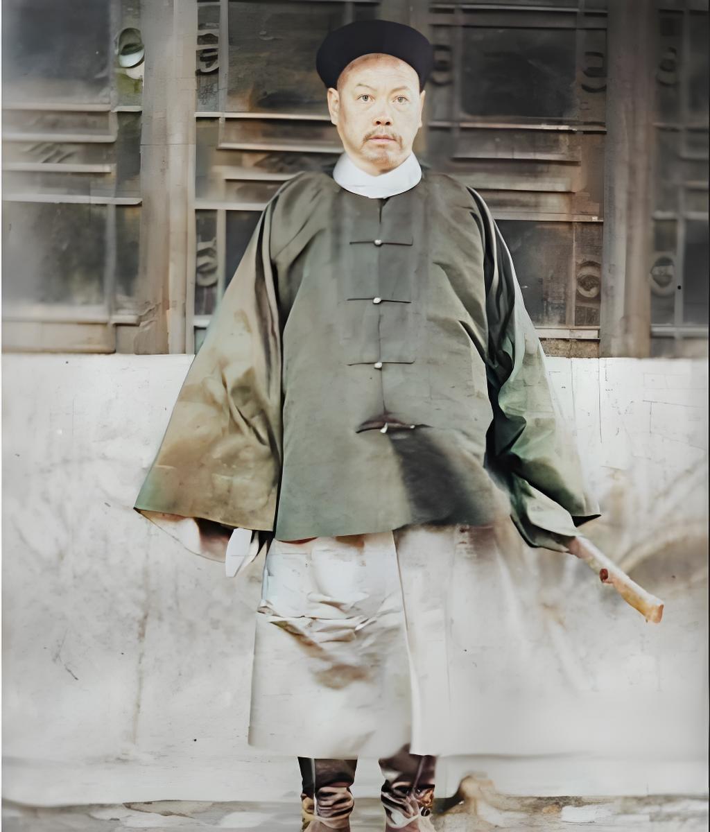 这张老照片，将统领南洋水师总兵吴安康的身影，牢牢锁在晚清的时光里。  
他头戴官