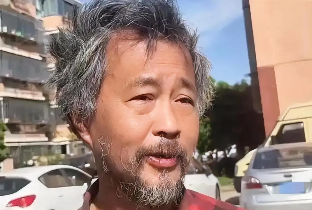 流浪大师洗巍又开始了他的流浪生活，他自称是做垃圾分类，提倡环保，宣扬环保主义。据