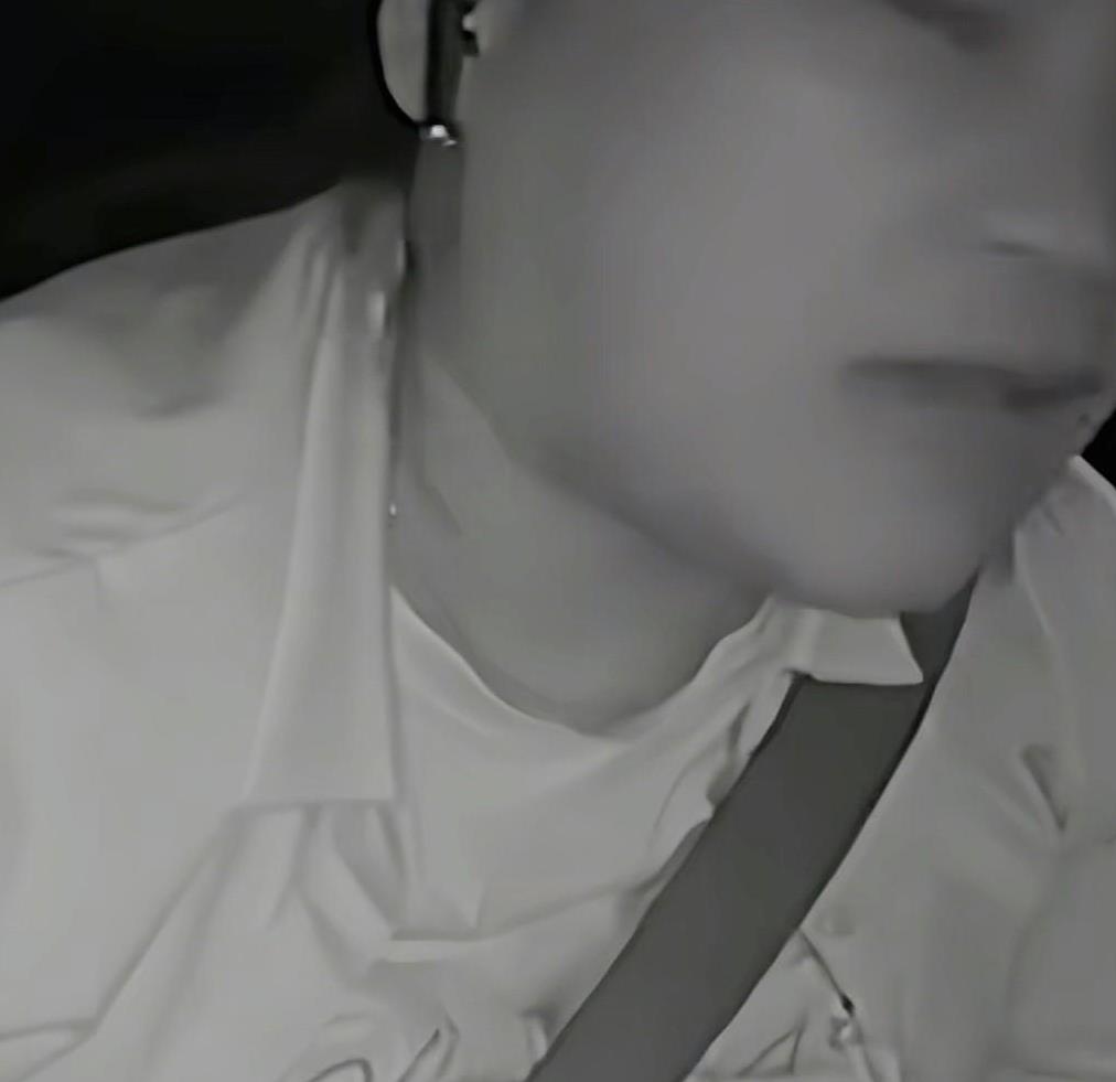 深圳一女出租车司机跑单时，接到一位女乘客，她刚准备问对方去哪，谁料，却发现乘客身