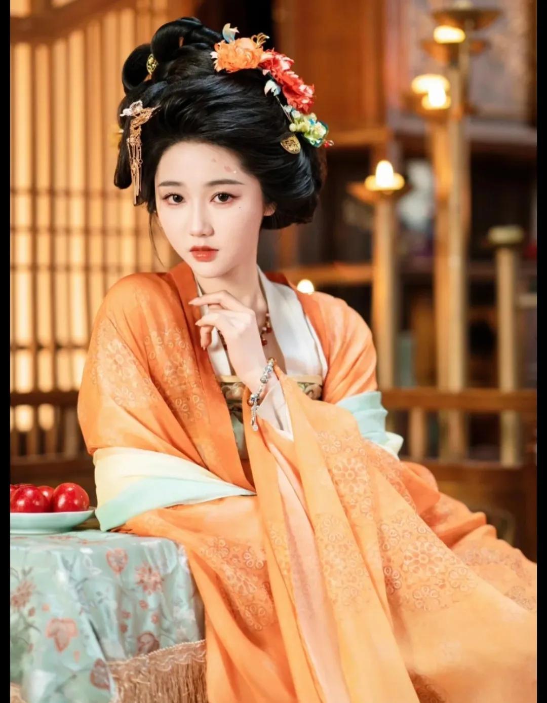 岳雨婷演的短剧，
好看是好看，
但是她有一个很明显的缺点，那就是她演的剧同质化太