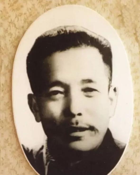 1955年，一个走江湖的男子故意让毒蛇咬自己的舌头，等蛇释放完毒素后，他一口咬下
