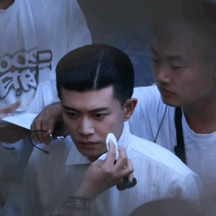 真羡慕天天能和嘉伦在一起上班的人
每一天都能看见自己的偶像
是一件多么幸福的事情